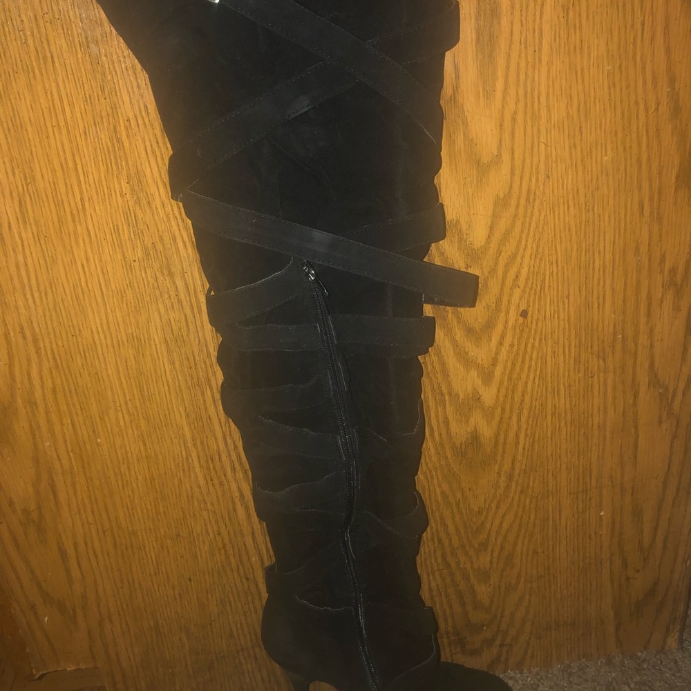 Boots - Picture 4 of 7